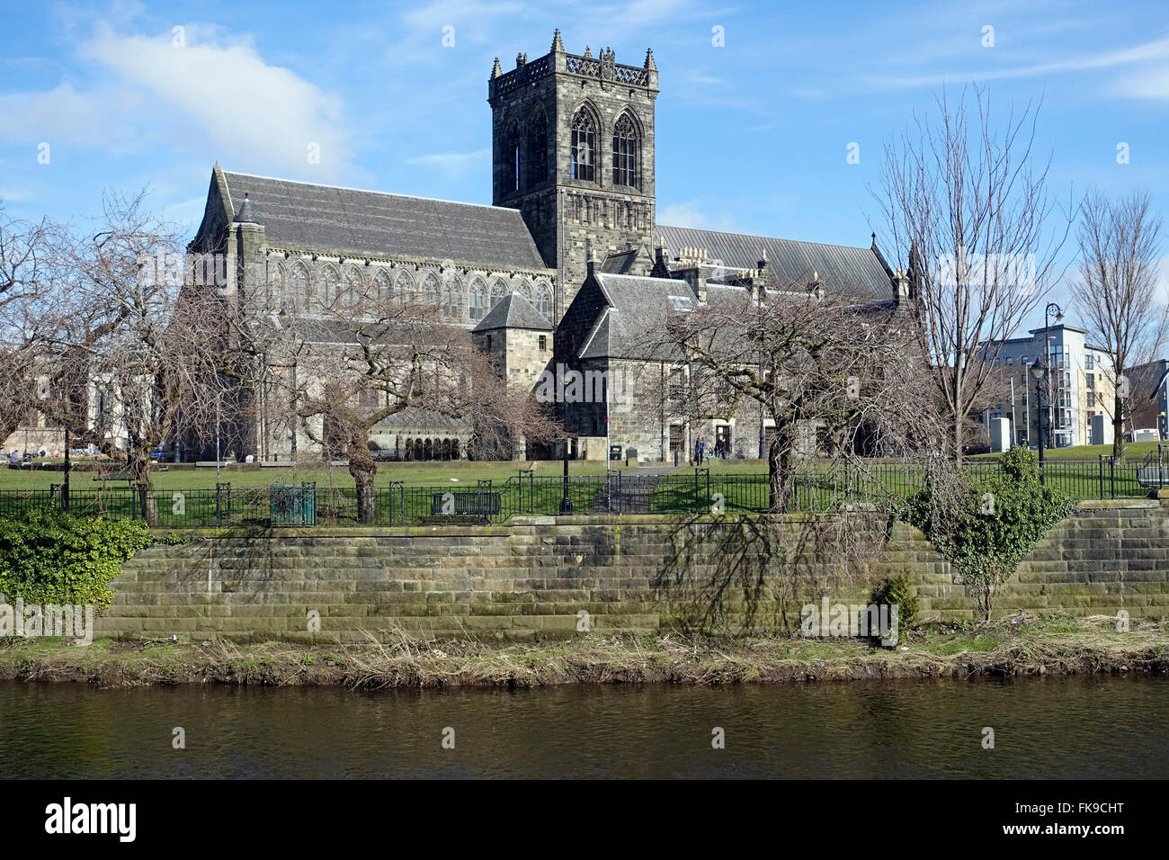 Dans Paisley Abbey Paisley Renfrewshire Scotland vue à travers le Livre blanc de l'eau Panier Banque D'Images