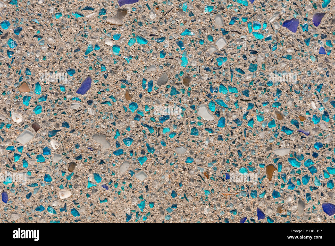 Le verre recyclé coloré utilisé pour la construction d'un trottoir. Rempli format de trame. Banque D'Images