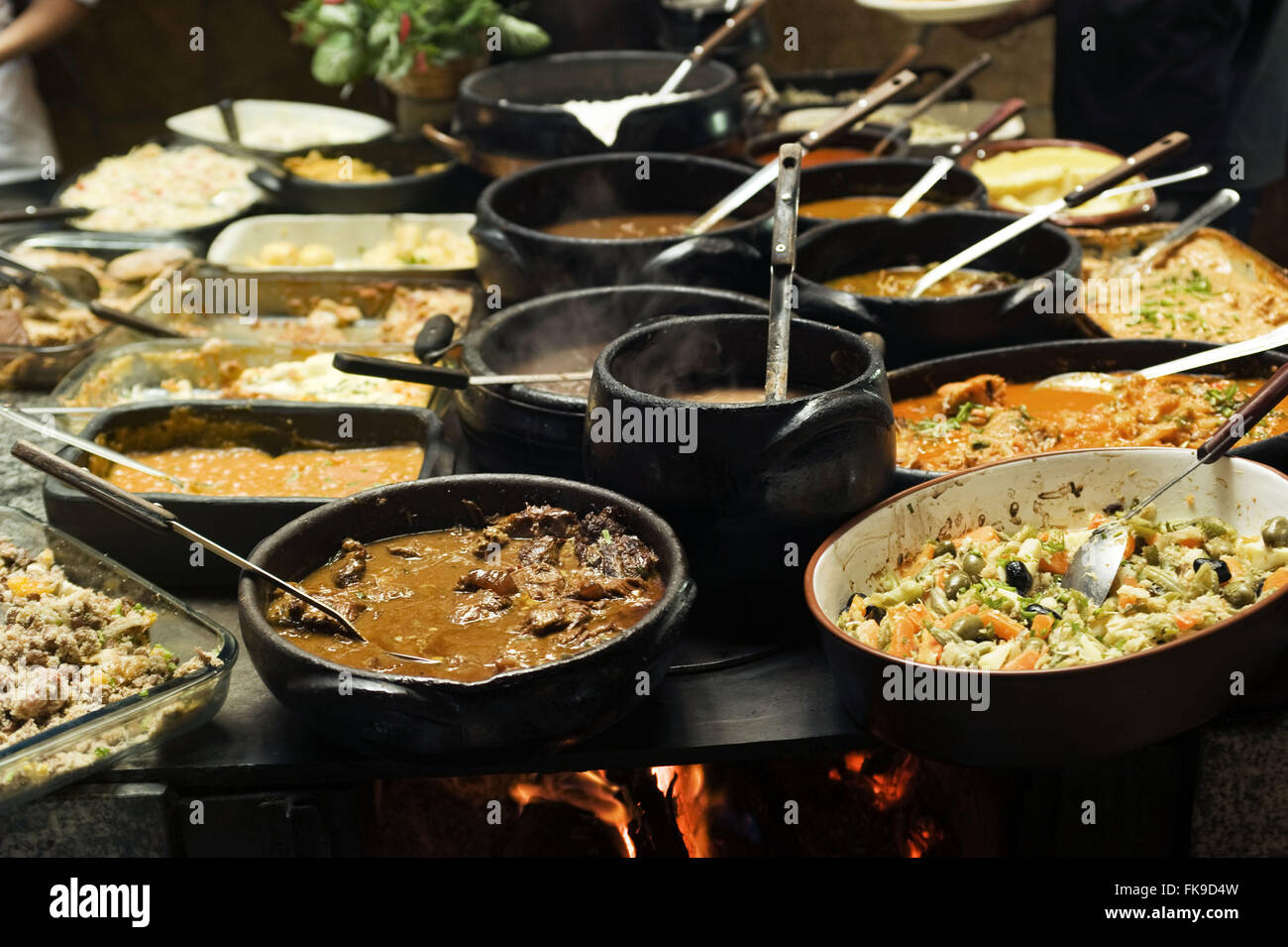 Poêle à bois avec une cuisine locale typique. Banque D'Images