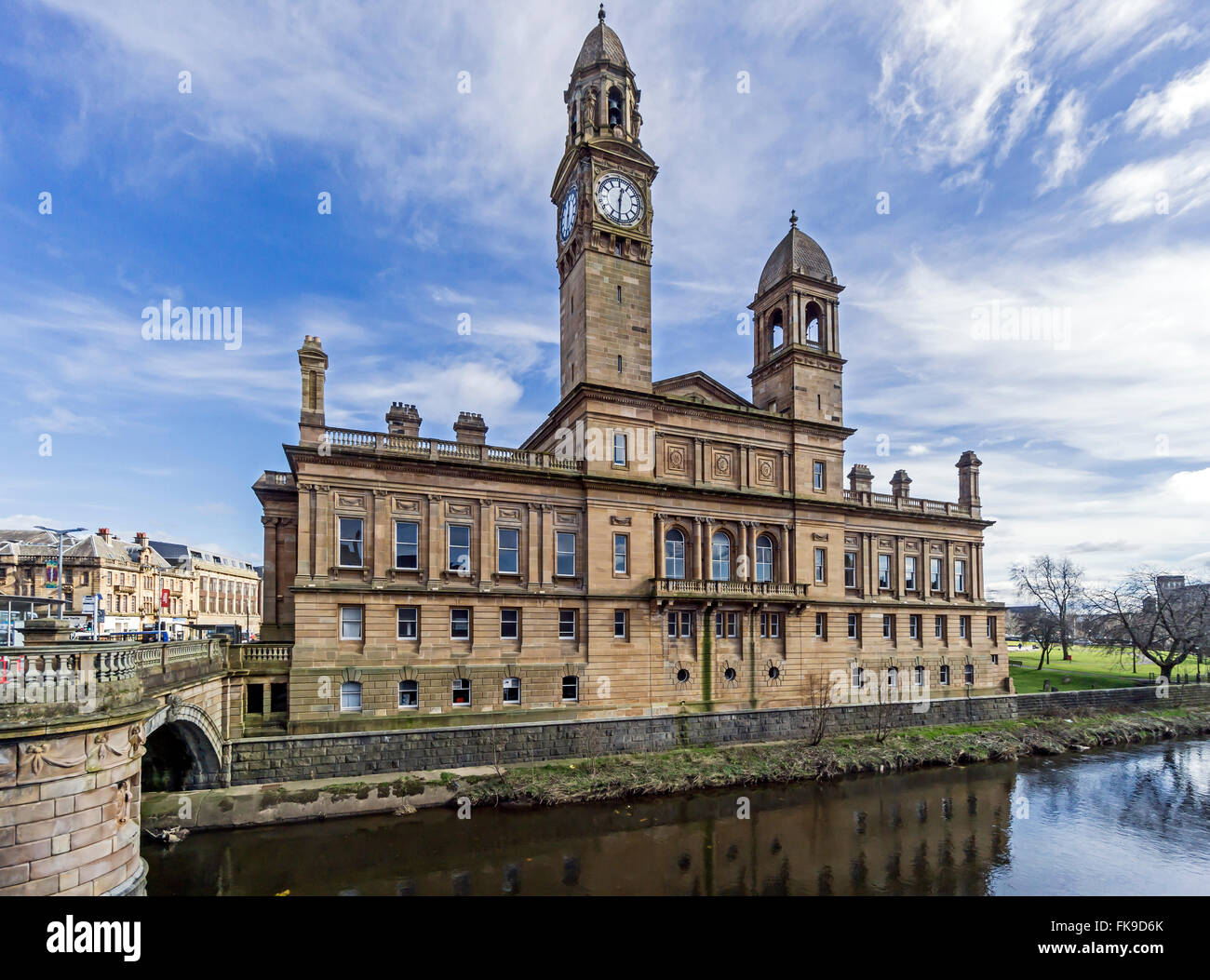 L'hôtel de ville de Paisley Renfrewshire Scotland avec le panier de l'eau blanc Banque D'Images