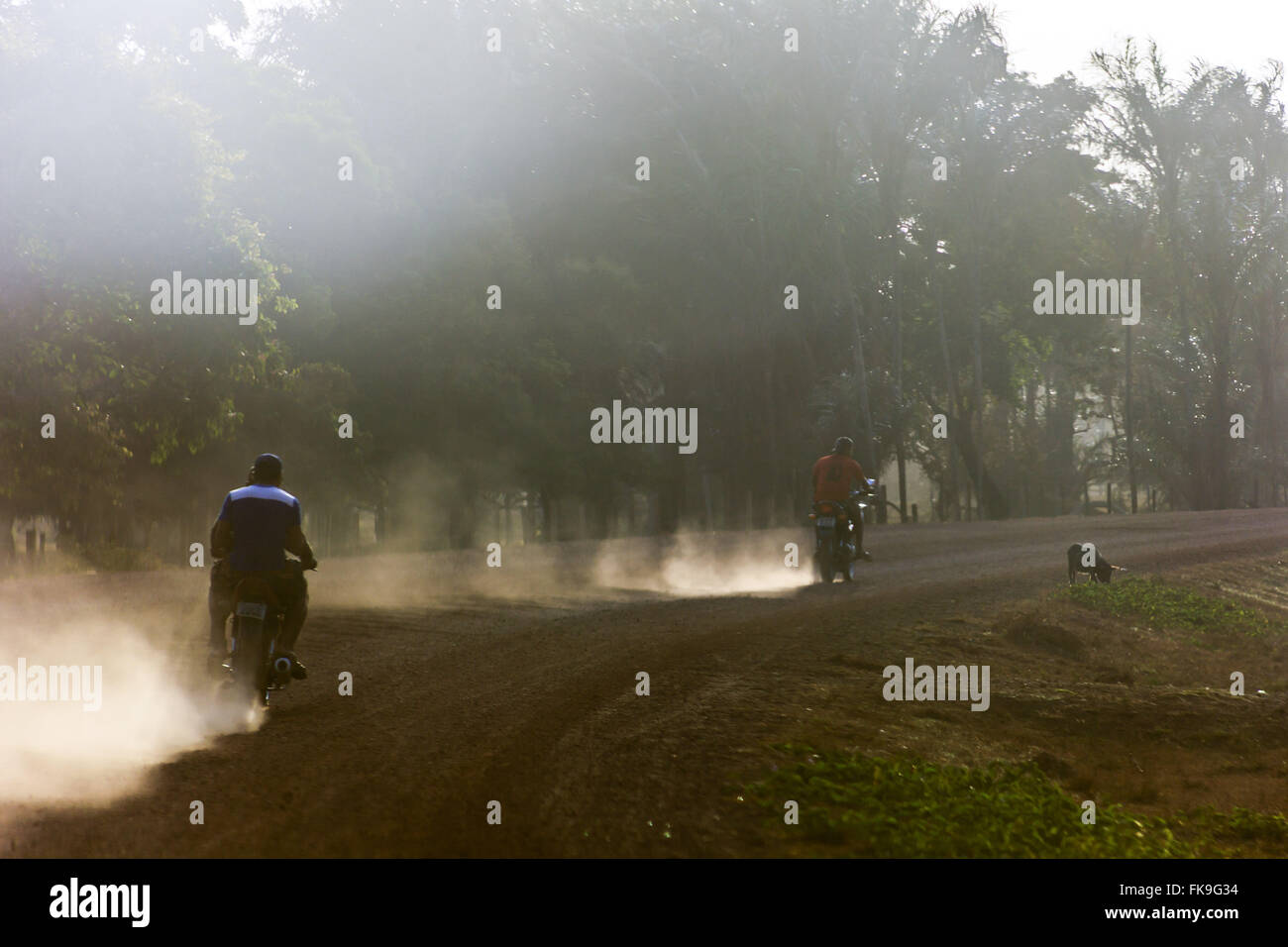 Motocyclistes sur chemin de terre PA-154 - Île de Marajo Banque D'Images