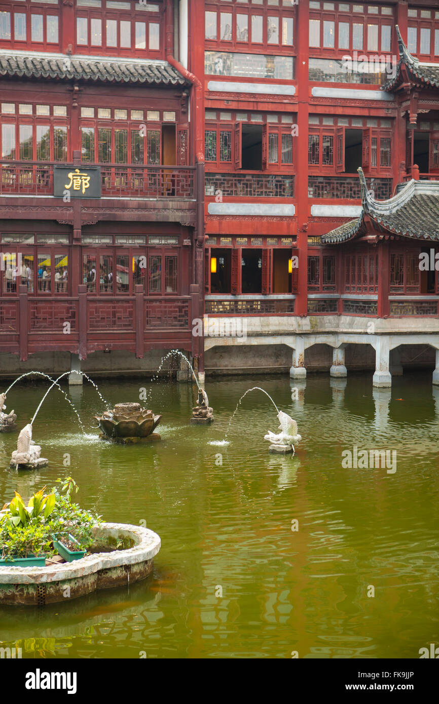 Maison de thé et de l'eau, le jardin Yuyuan Tourist Mart, Shanghai, Chine Banque D'Images