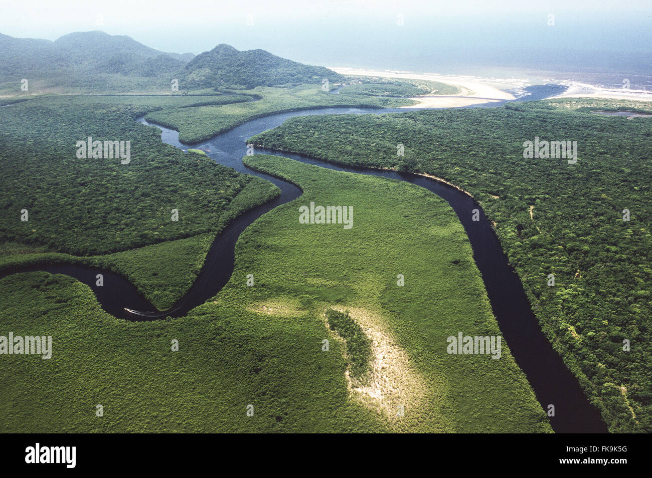 Vue aérienne de Barra do Una plage avec l'arrière-plan - Station écologique de Jureia-Itatins Banque D'Images