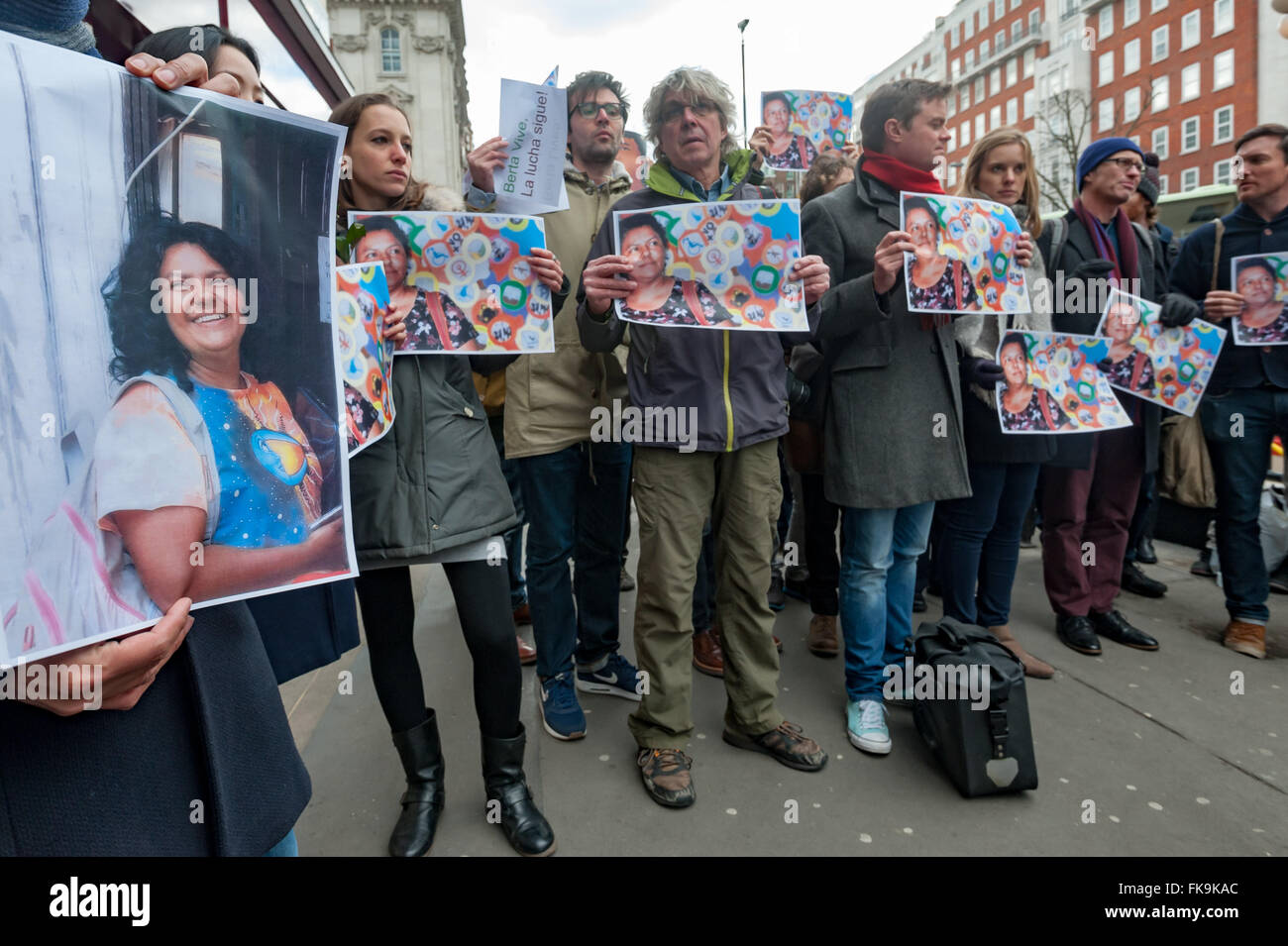Londres, Royaume-Uni. 7 mars, 2016. Les gens détiennent jusqu'portraits d'activiste environnemental Berta Cáceres, leader du conseil civique des organisations populaires et indigènes du Honduras (COPINH) qui a été assassiné à son domicile le 3 mars et de chanter 'Berta Vit- la lutte continue" en anglais et espagnol en face de l'ambassade du Honduras à retenir et à réclamer justice pour elle. Peter Marshall/Alamy Live News Banque D'Images