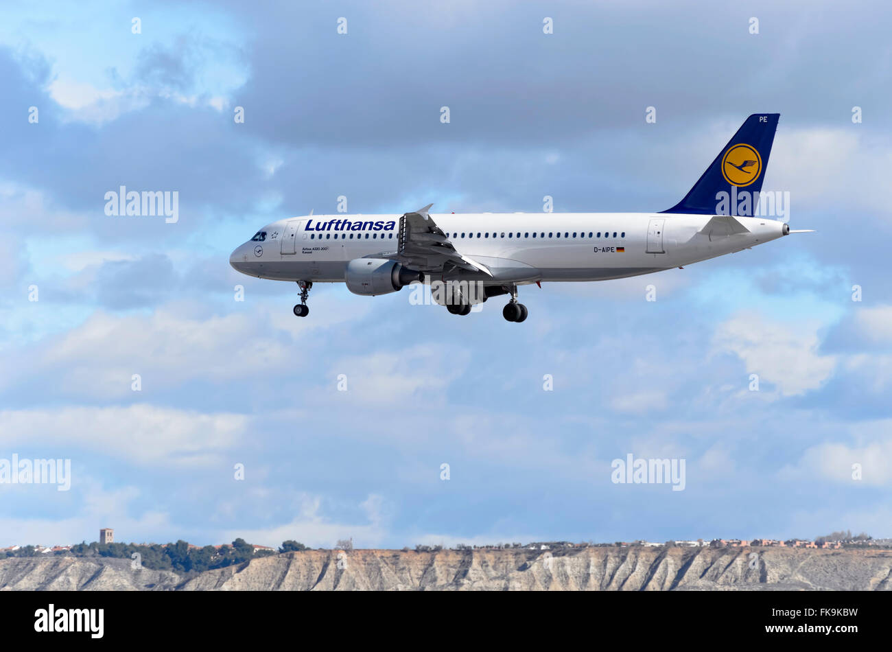 -L'avion Airbus A320-211-, -d- Lufthansa, la compagnie aérienne est l'atterrissage sur l'aéroport de Madrid-Barajas -Adolfo Suarez- aéroport. Jour nuageux. Banque D'Images