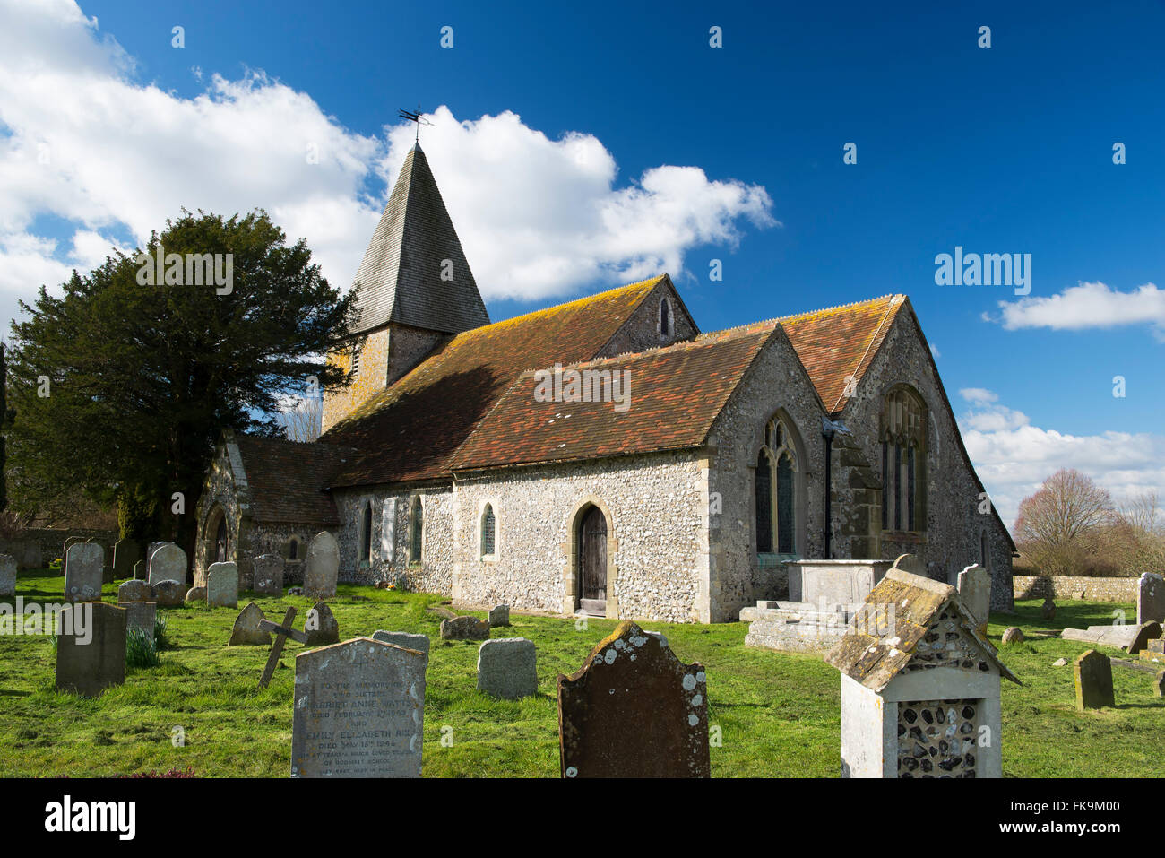 L'église romane de Saint Pierre dans l'East Sussex village de Rodmell au début du printemps Banque D'Images