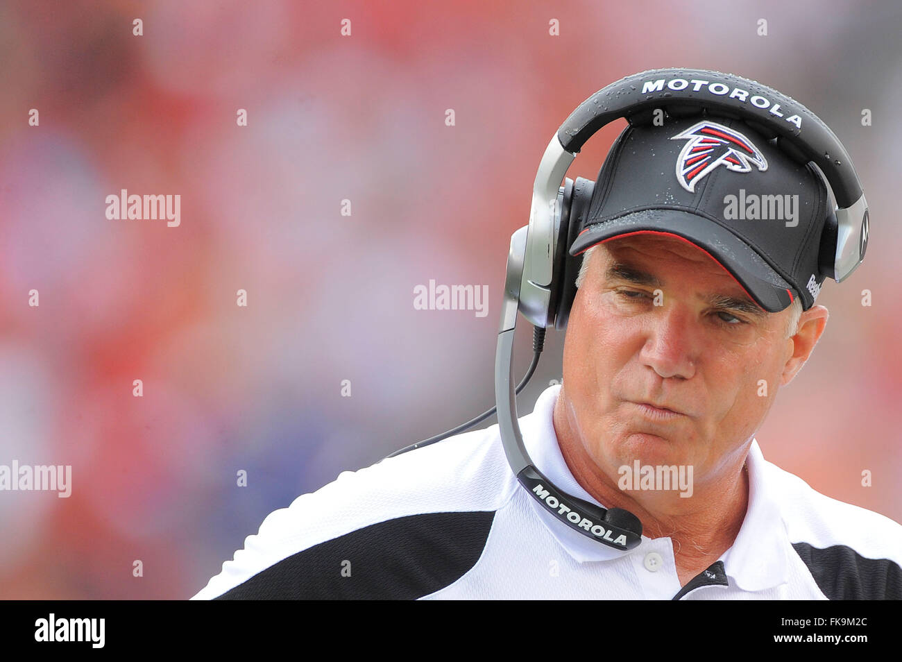 Tampa, FL, USA. 25 Septembre, 2011. L'entraîneur-chef des Falcons d'Atlanta Mike Smith durant les Falcons match contre les Tampa Bay Buccaneers chez Raymond James Stadium sur Septembre 25, 2011 à Tampa, Floride. © Scott A. Miller/ZUMA/Alamy Fil Live News Banque D'Images