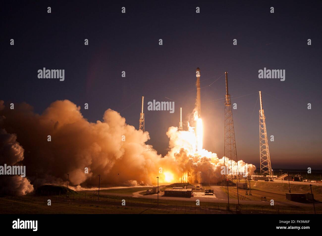 Le SpaceX Falcon 9 butée supérieur mis à niveau de la fusée décolle ses satellite à bord au centre spatial Kennedy le 4 mars 2016 à Cape Canaveral, en Floride. Le lancement a suivi cinq retards en raison de problèmes avec le carburant de fusée, la météo, et d'interférences à proximité d'un bateau. Banque D'Images