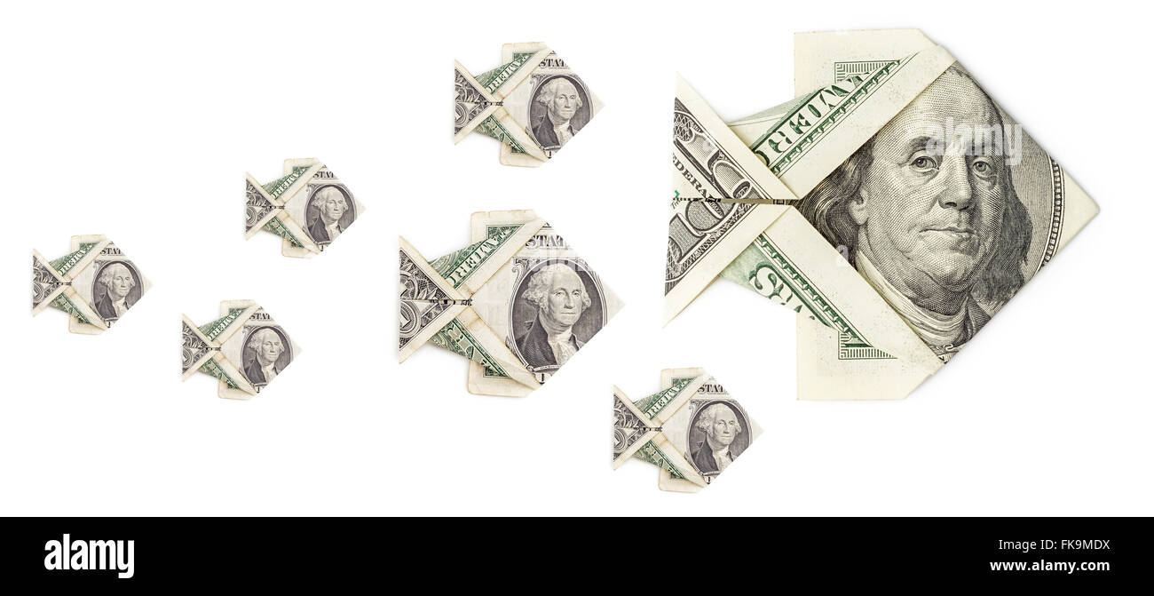 Banc de poissons origami dollar isolé sur fond blanc. Moneygami. Banque D'Images