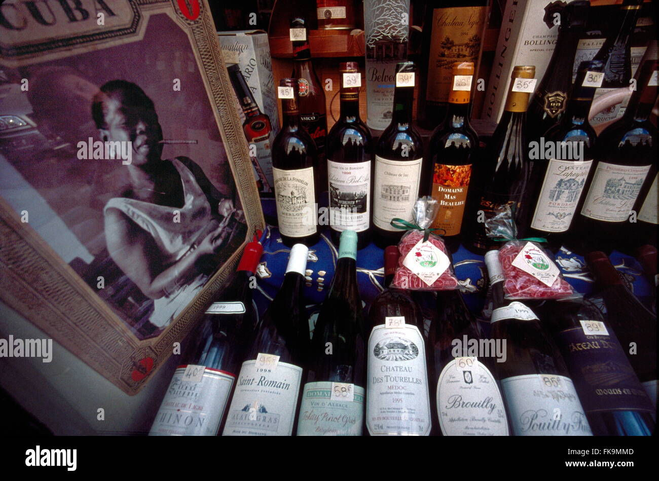 AJAXNETPHOTO. PARIS, FRANCE. - Une sélection de vins À LA VENTE - un marchand de vin d'afficher la fenêtre de fin des années 90 en vente des vins avec des étiquettes de prix en francs français. PHOTO:JONATHAN EASTLAND/AJAX REF:101256 Banque D'Images