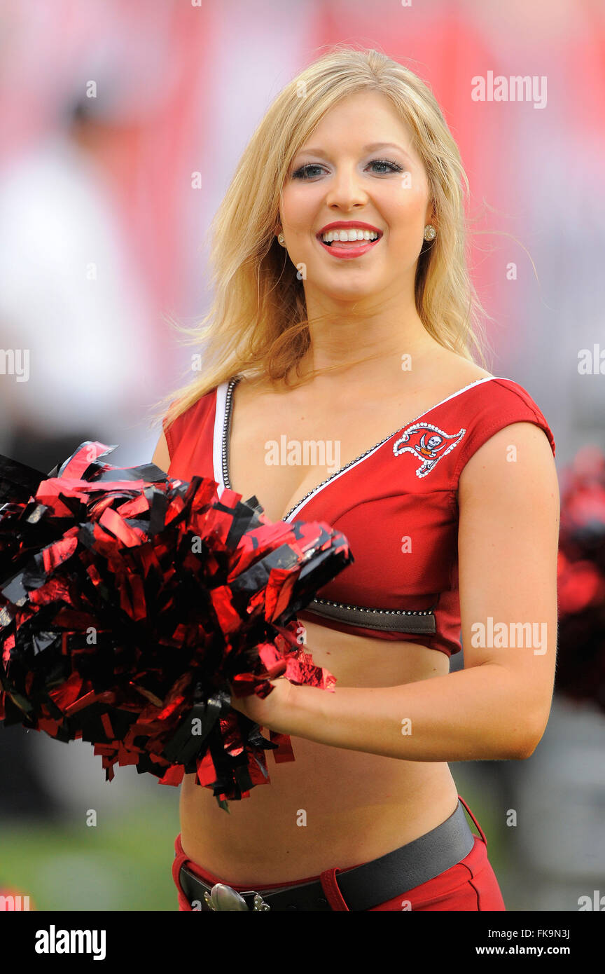 Tampa, FL, USA. 25 Septembre, 2011. Un Tampa Bay Buccaneers cheerleader effectue pendant le match contre les Bucs Atlanta Falcons chez Raymond James Stadium sur Septembre 25, 2011 à Tampa, Floride. © Scott A. Miller/ZUMA/Alamy Fil Live News Banque D'Images