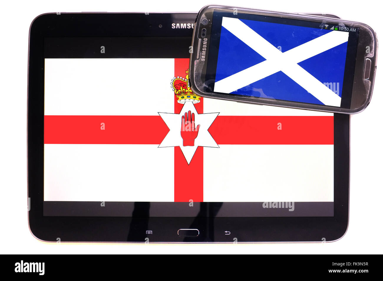 Les drapeaux de l'Irlande du Nord et Ecosse apparaissant sur les écrans d'une tablette et un smartphone sur un fond blanc. Banque D'Images