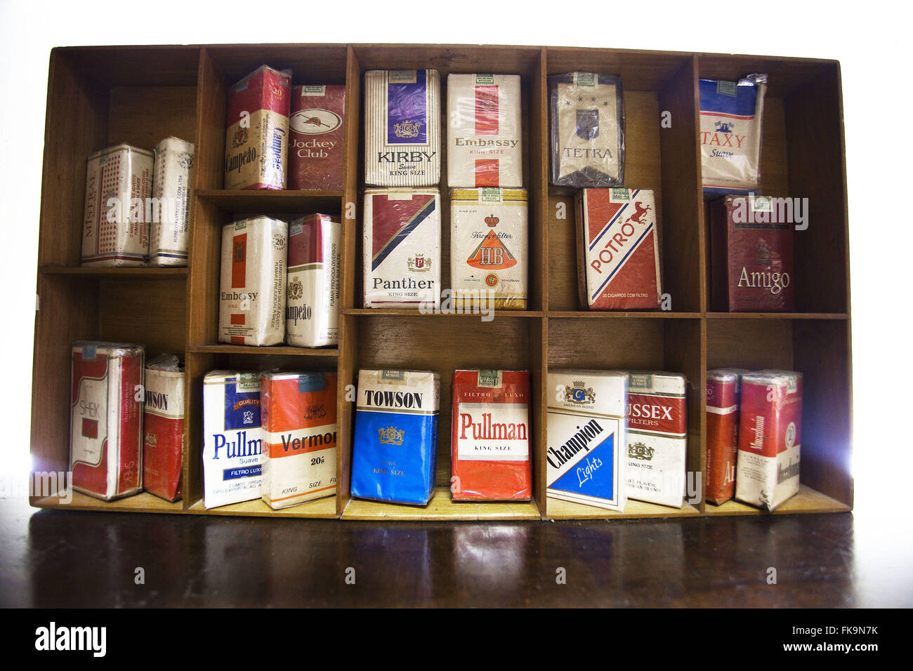 Marques de cigarettes médicaments conservés dans de vieux cigare Banque D'Images