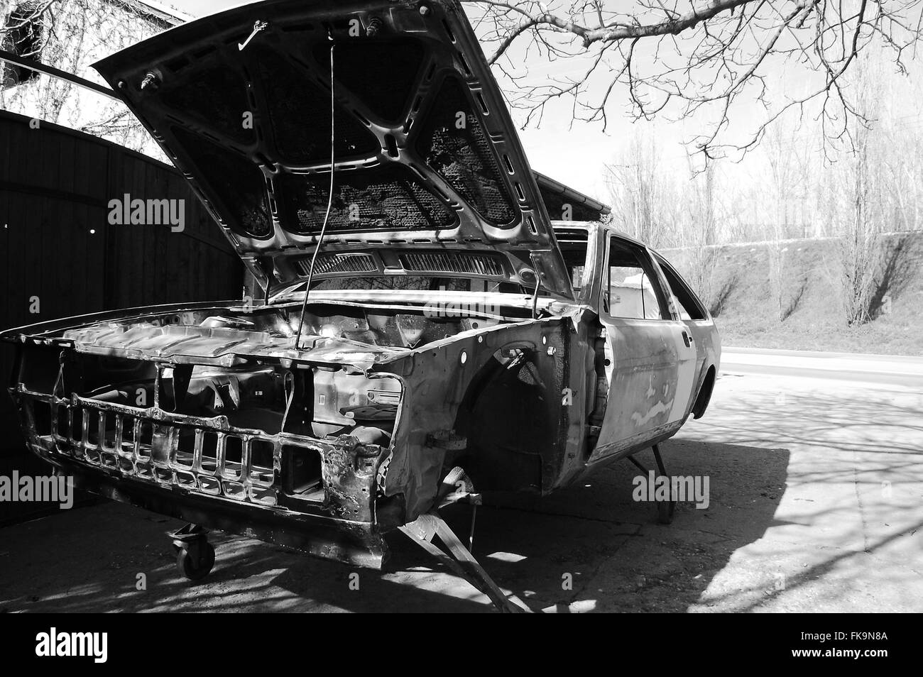 Vieille voiture châssis dans la préparation avant peinture Banque D'Images