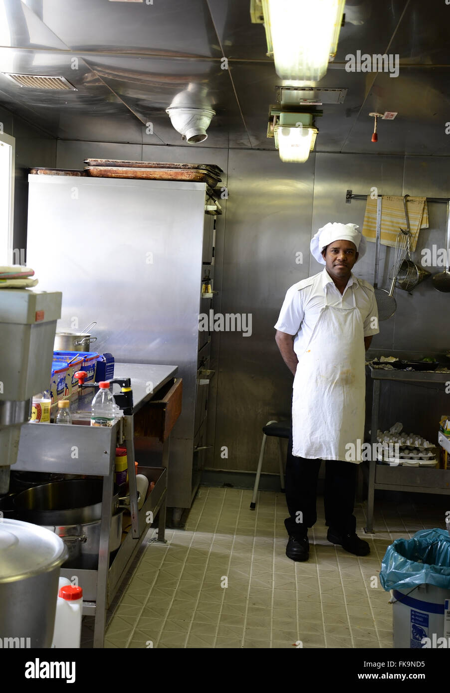 Chef cuisinier de navire pose pour photo dans Utrillo Container Ship galley. Banque D'Images