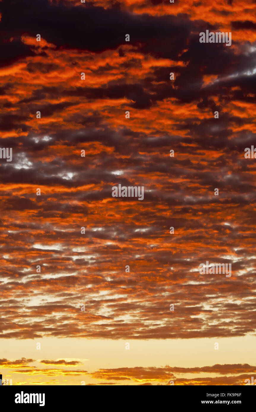 Nuages Orange Rouge par l'effet du soleil couchant - Sud Pantanal Banque D'Images