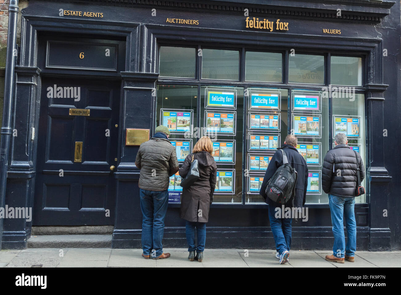 Les personnes à la recherche de la fenêtre de Dublin estate agents Felicity Fox Banque D'Images