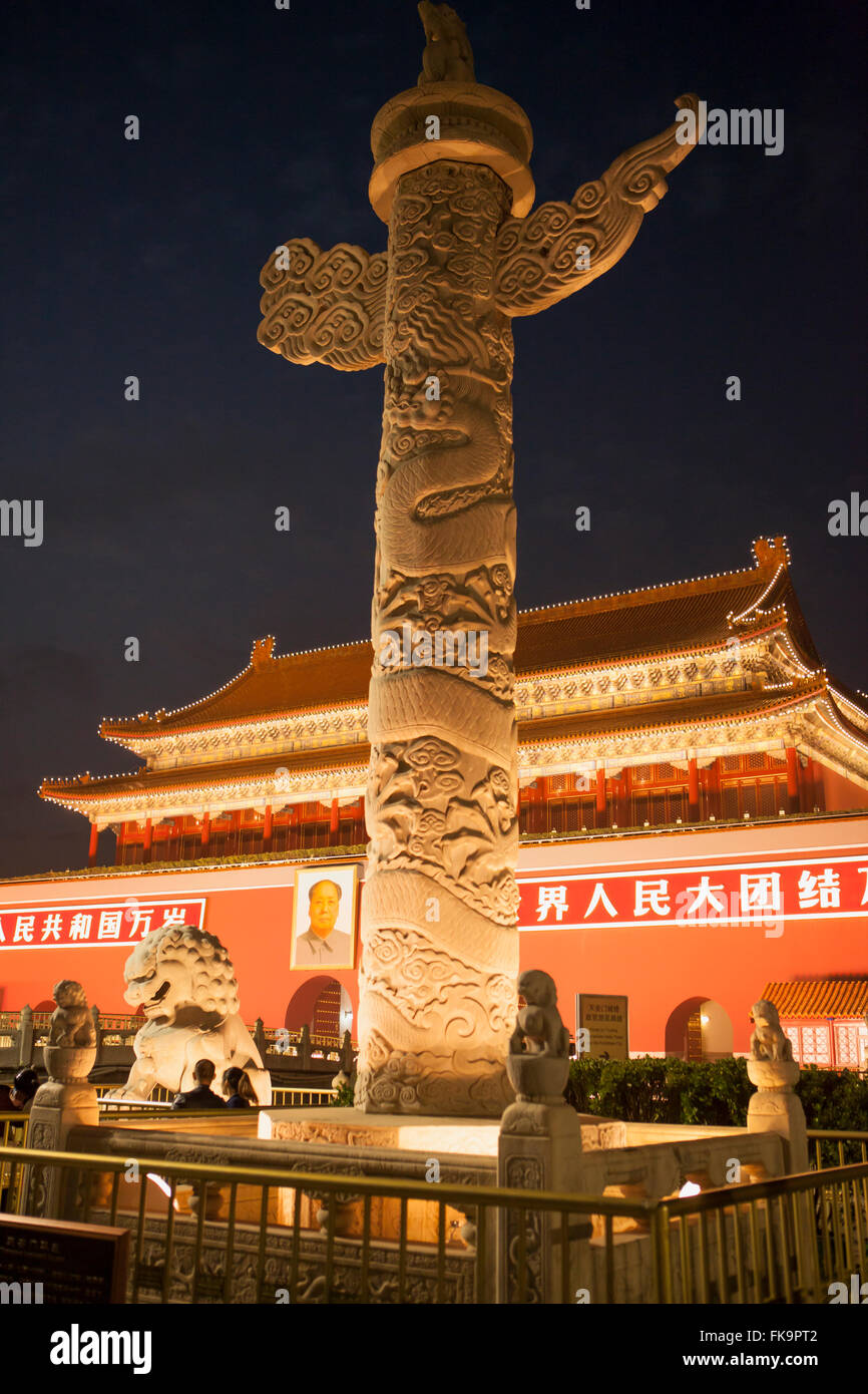 Les colonnes en pierre en face de la porte Tiananmen, La Cité Interdite, le Palais impérial des dynasties Ming et Qing, Pékin, Chine Banque D'Images
