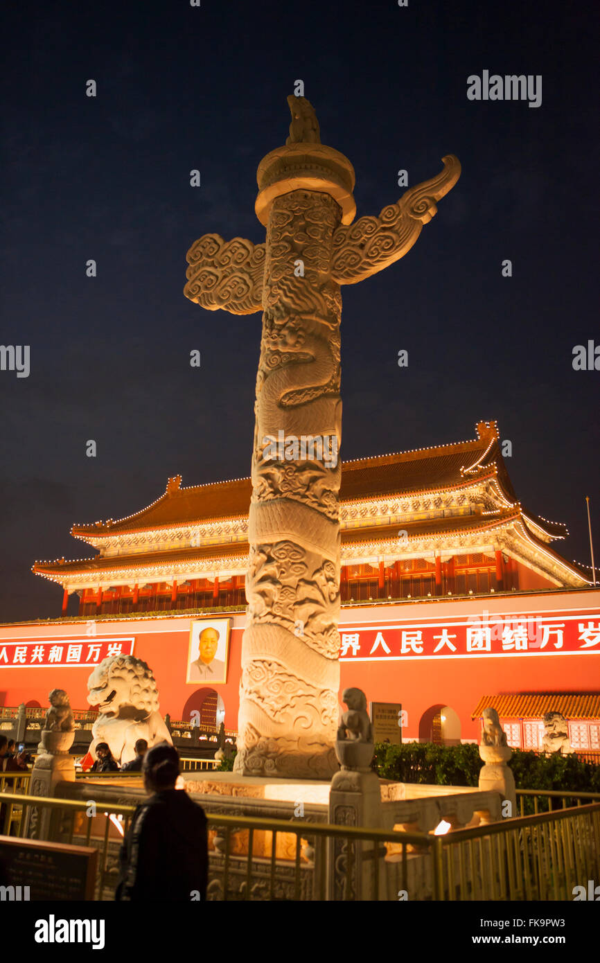 Les colonnes en pierre en face de la porte Tiananmen, La Cité Interdite, le Palais impérial des dynasties Ming et Qing, Pékin, Chine Banque D'Images