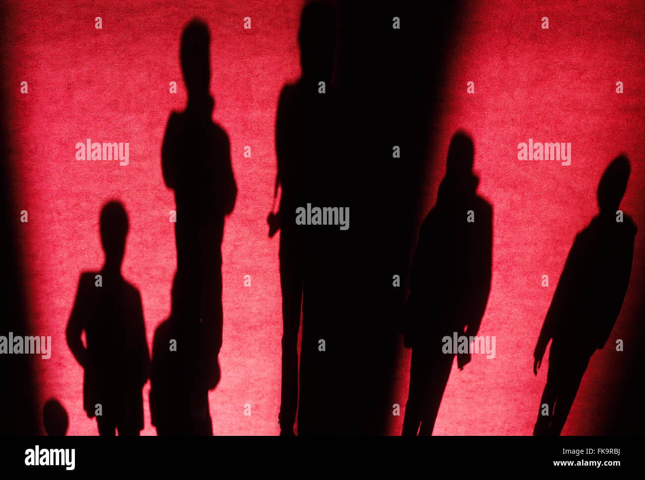 Voir ci-dessus les visiteurs casting long hiver ombres sur tapis rouge Banque D'Images