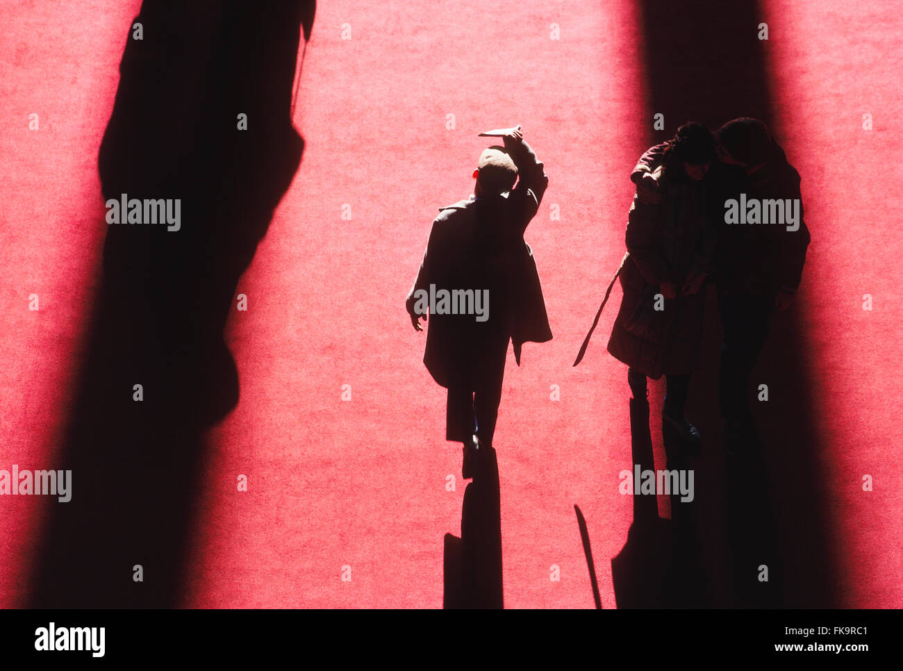 Voir ci-dessus les visiteurs casting long hiver ombres sur tapis rouge Banque D'Images
