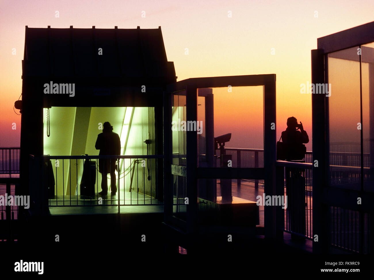 Vue du coucher de soleil ; PLATE-FORME D'OBSERVATION EXTÉRIEUR ; WORLD TRADE CENTER, NEW YORK, NY, USA Banque D'Images