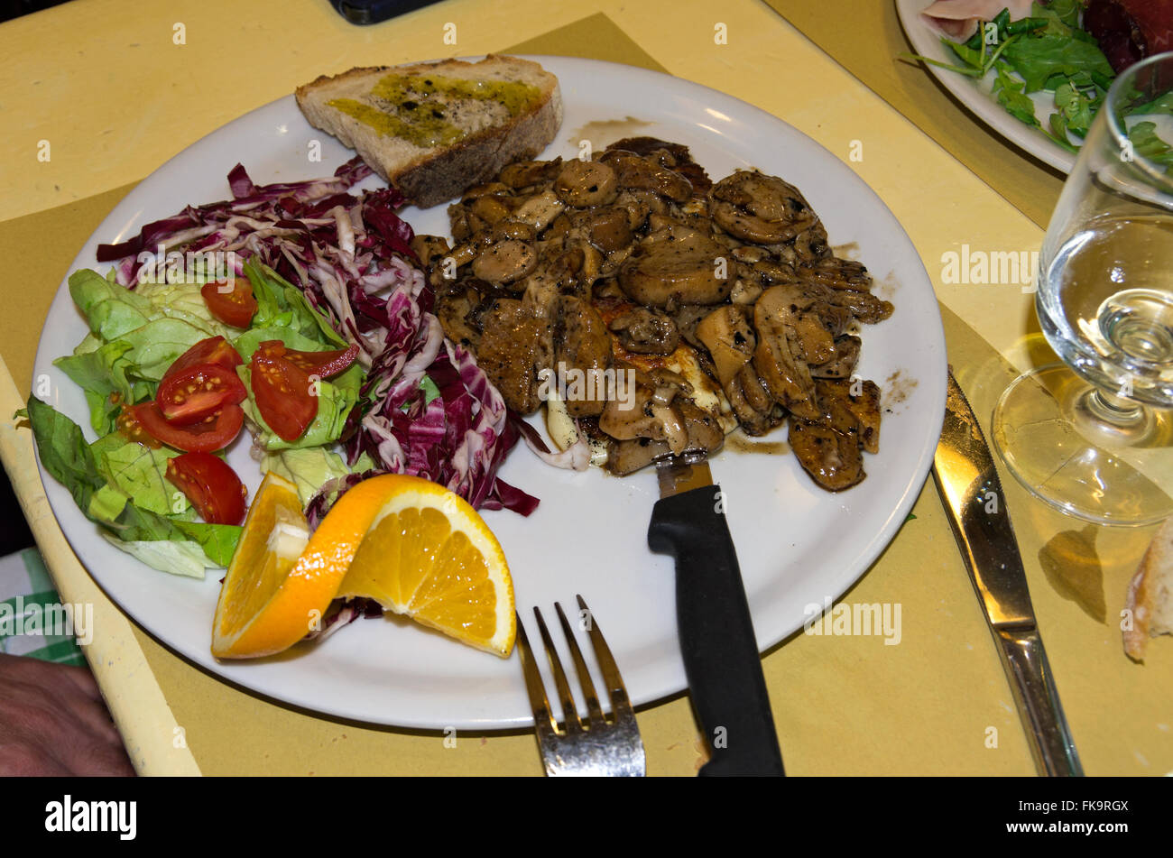 Un plat de poulet, salade de tomates et de laitue avec de l''Antica Fraschetta Banque D'Images