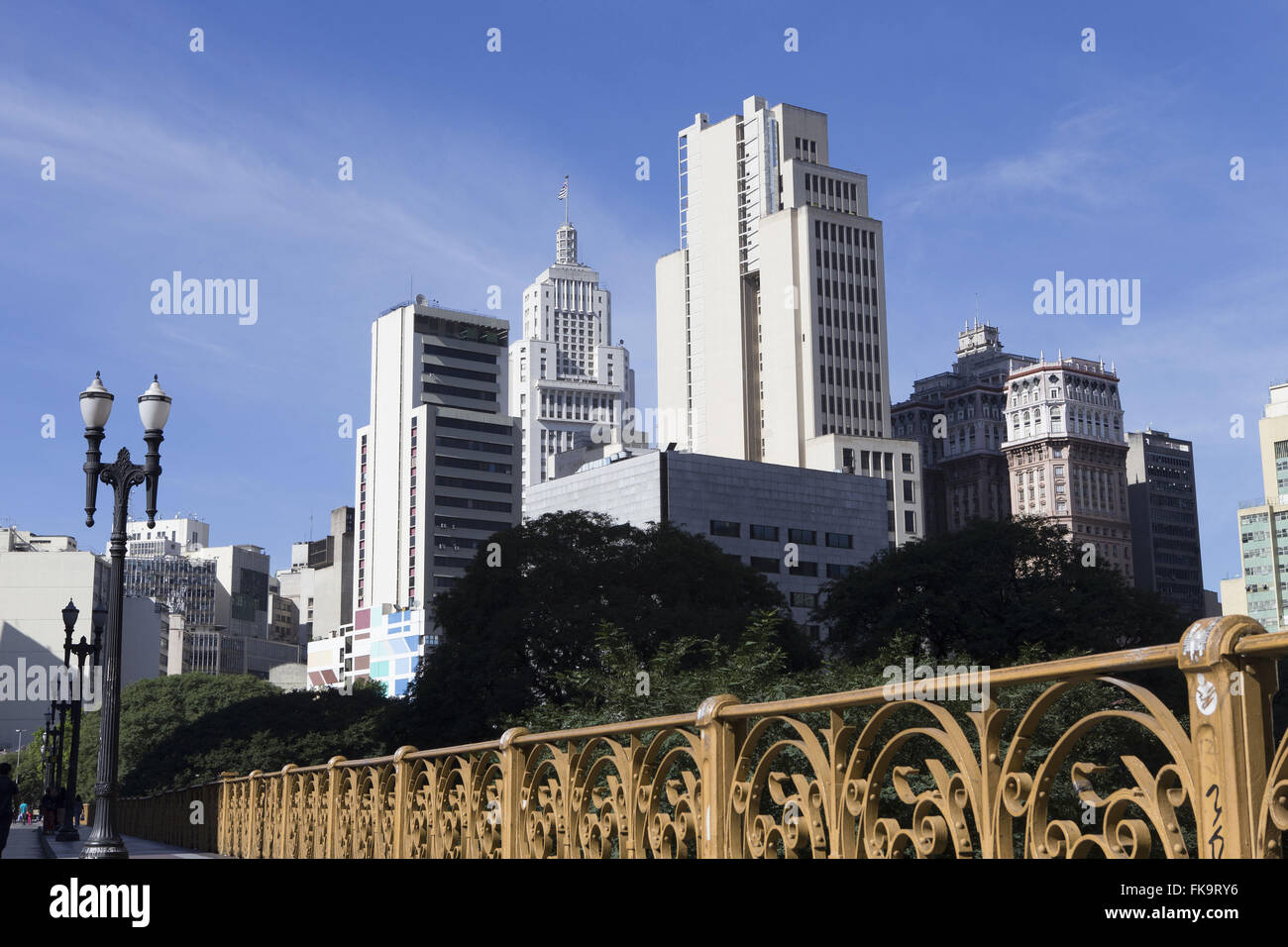 Aucun Edifícios centro histórico e Viaduto do Santa Ifigênia Banque D'Images