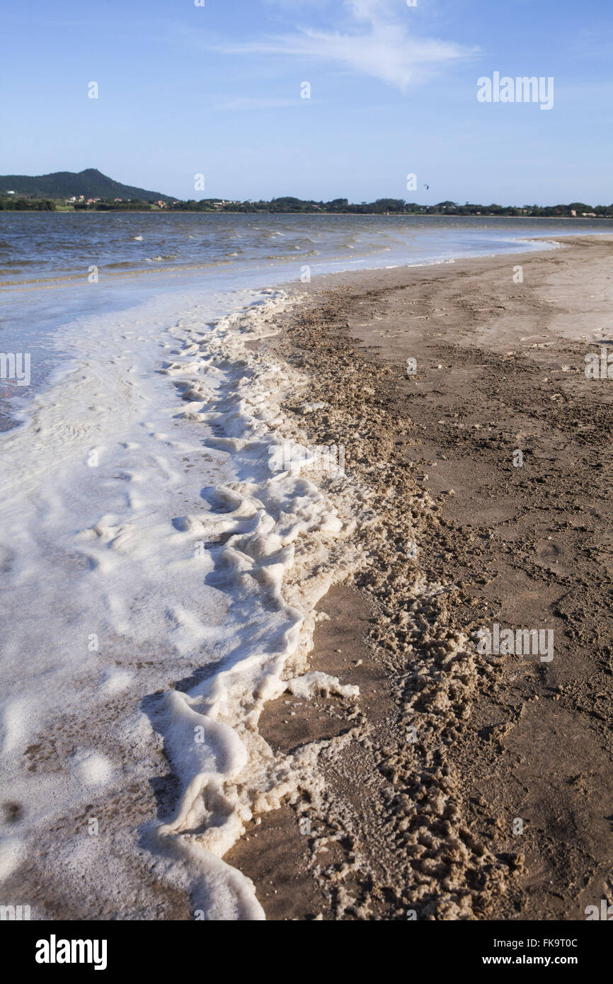 La pollution causée par la mousse sur les bords de l'étang Ibiraquera Banque D'Images