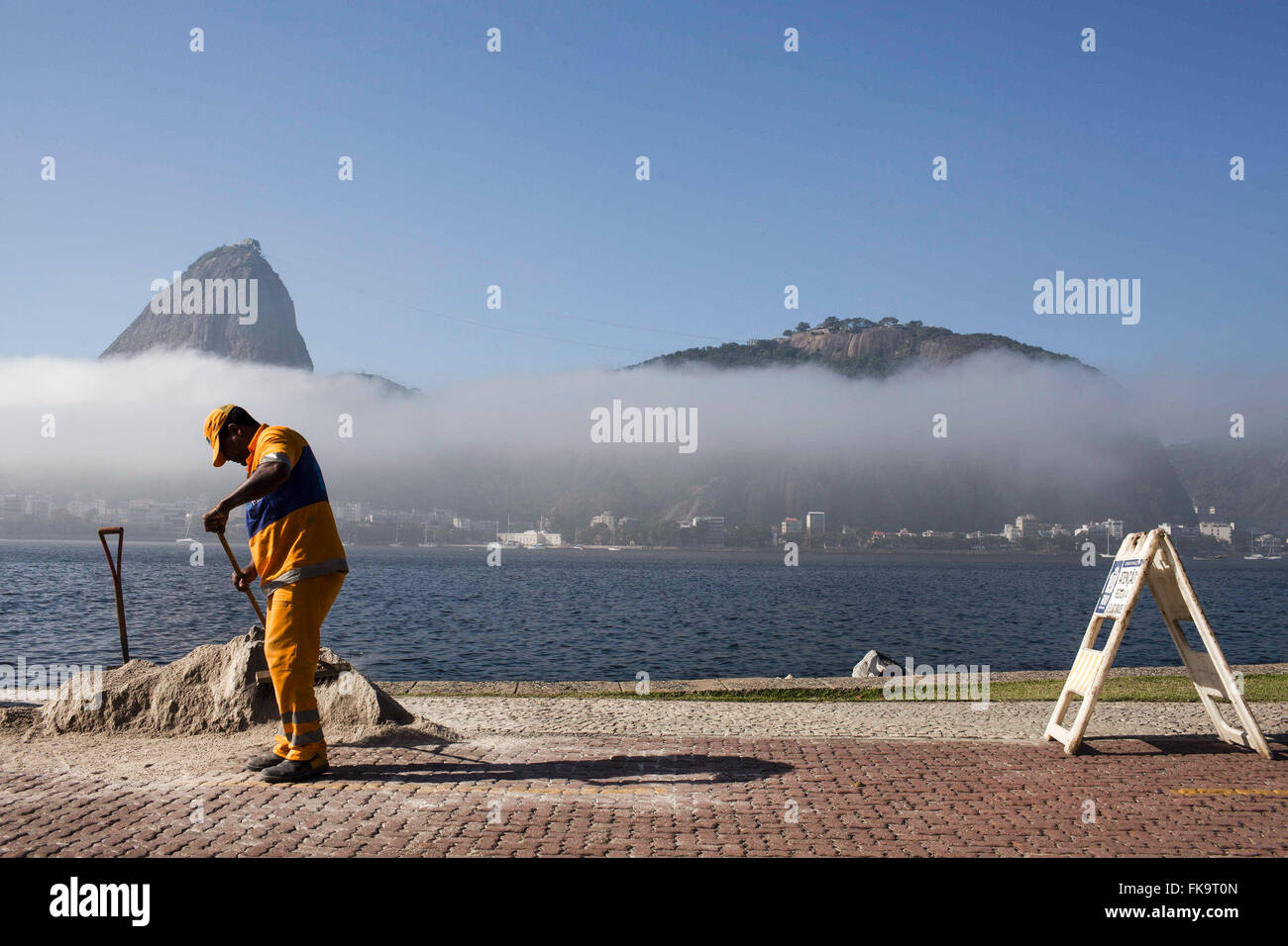 Matin de brouillard dans Botafogo Bay avec le Pain de Sucre et l'Urca en arrière-plan Banque D'Images