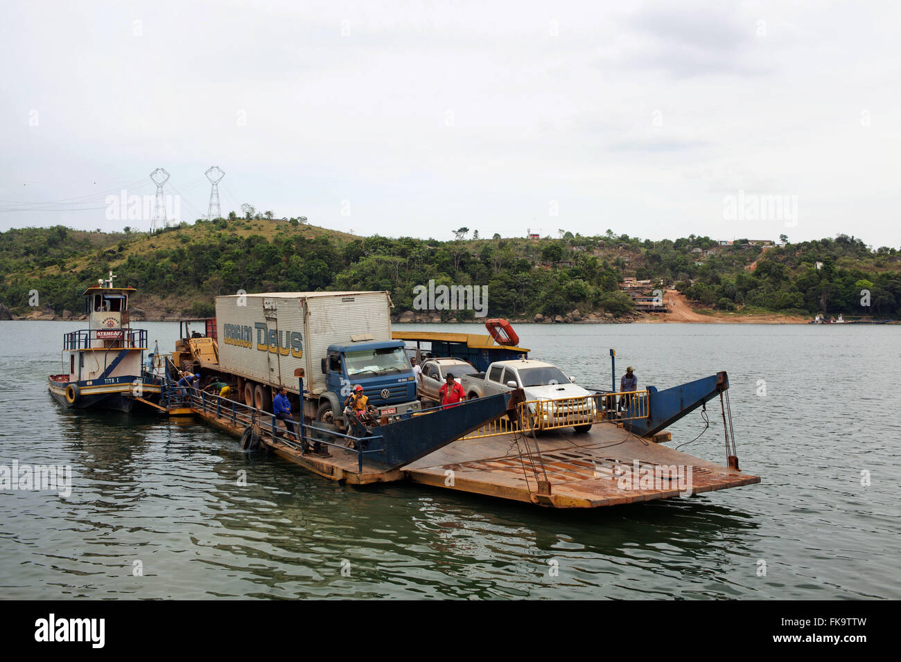 Ferry ville de Vitória do Xingu, transportant des véhicules sur la rivière Xingu Banque D'Images