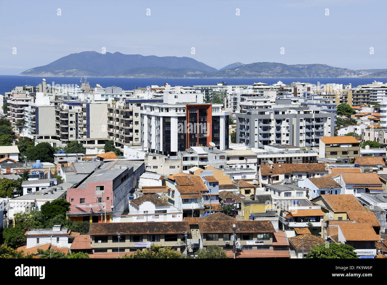 Vue du haut des maisons et bâtiments dans le centre-ville avec la mer en arrière-plan dans la côte de Rio Banque D'Images