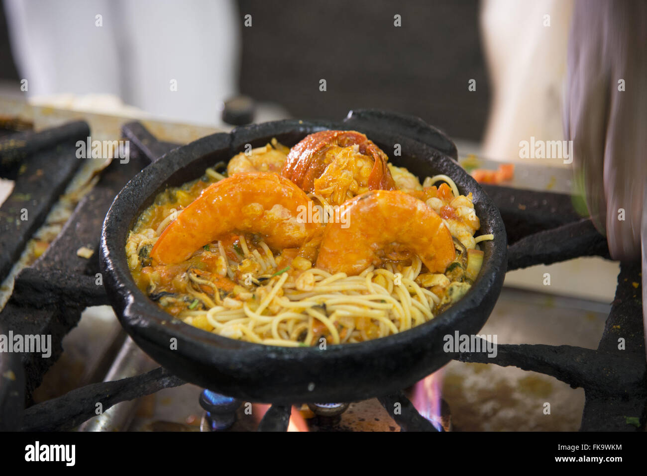 Spaghetti aux fruits de mer - crevettes et homard Banque D'Images