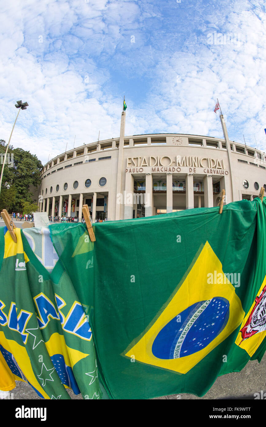 Vente de chemises et drapeaux brésiliens en face de l'Estadio do pendant la Coupe du Monde de Pacaembu Banque D'Images
