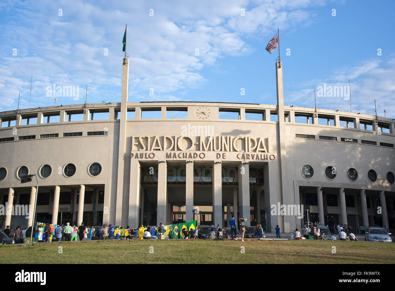 Vente de sélection de chaussures brésiliennes et des drapeaux à l'Estadio pendant la Coupe du Monde de Pacaembu Banque D'Images
