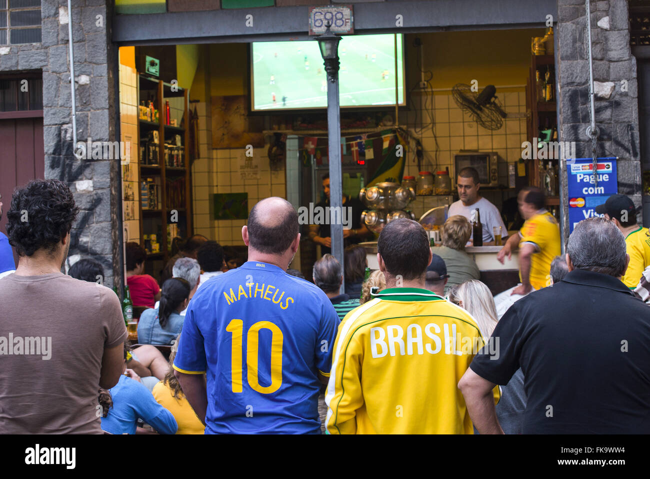 Supporters dans le village de jeu Anglo bar pendant la Coupe du Monde 2014 Banque D'Images