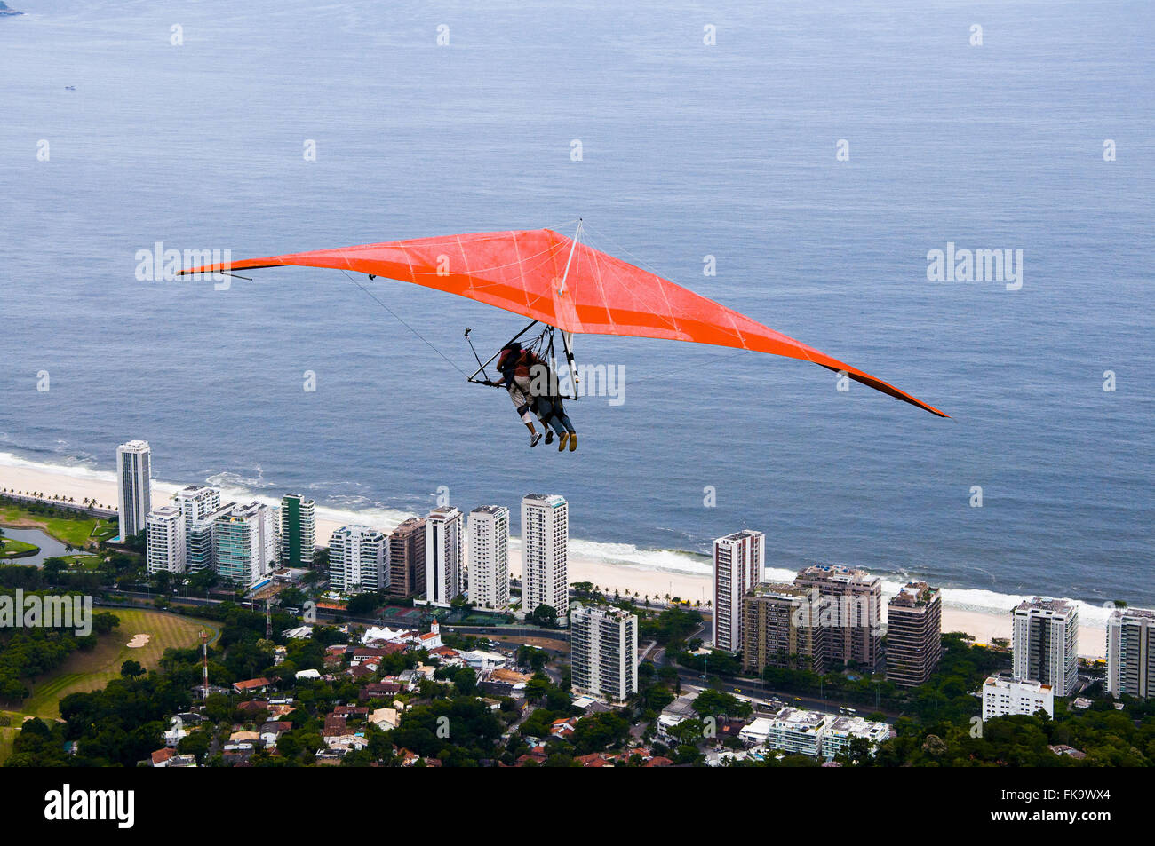 Deltaplanes voler au-dessus de la plage de Sao Conrado Banque D'Images