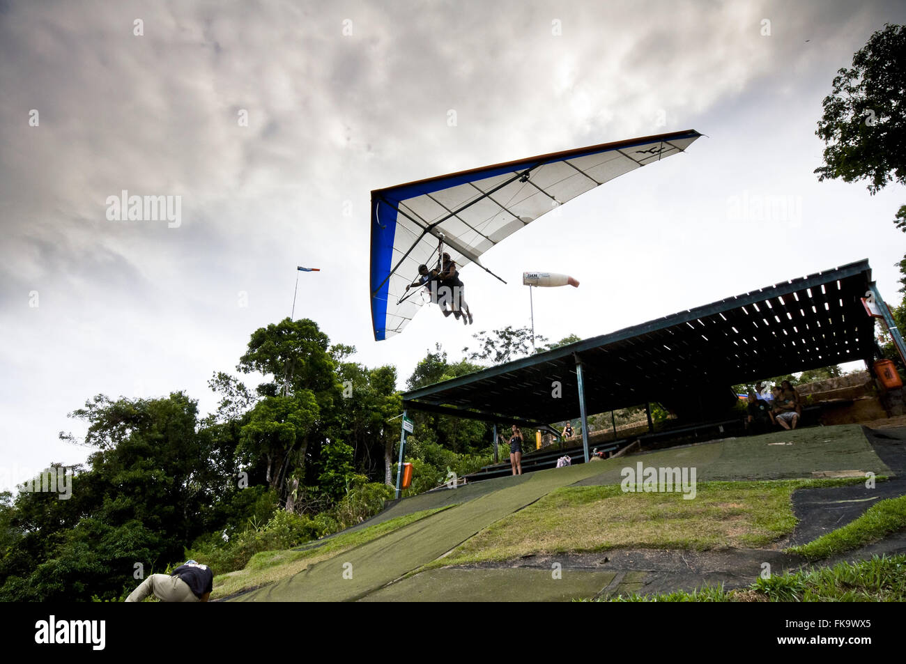 Deltaplanes décoller de la rampe Mauricio Klabin dans le Parc National de Tijuca Banque D'Images