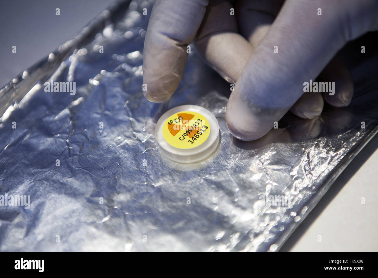 Échantillon de matière radioactive dans le laboratoire de l'Institut de Radioprotection et Dosimétrie IRD Banque D'Images