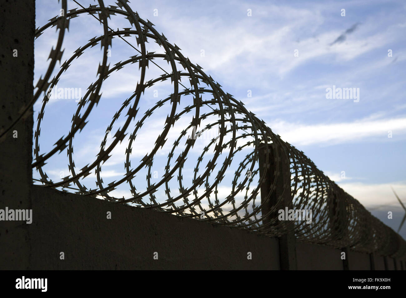 Clôture avec barbelés dans une zone sécurisée de la ferme éolienne des vents Source Banque D'Images