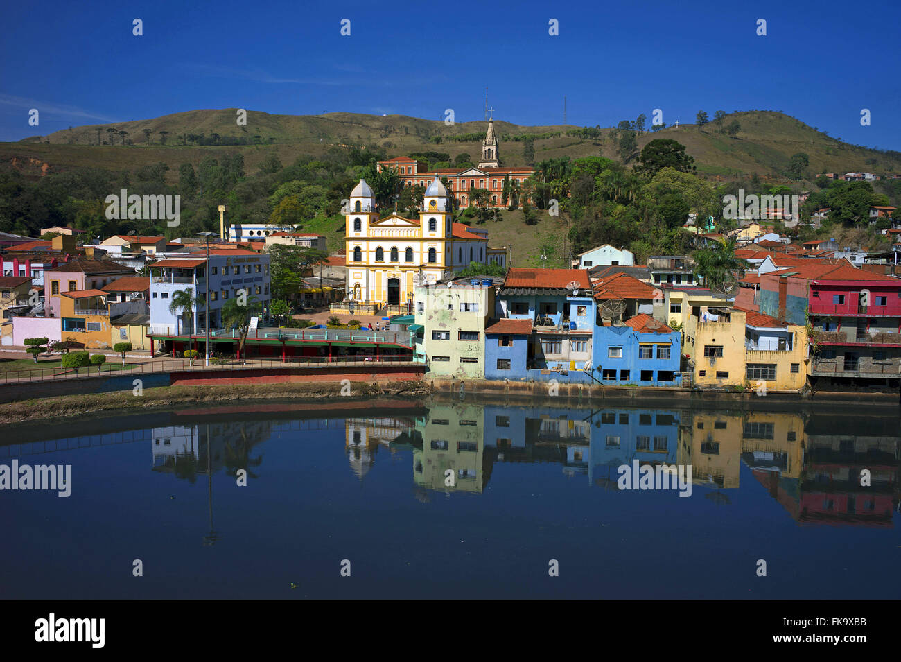 L'église sanctuaire du Seigneur Jésus et de la ville sur les rives du Rio Tietê Banque D'Images