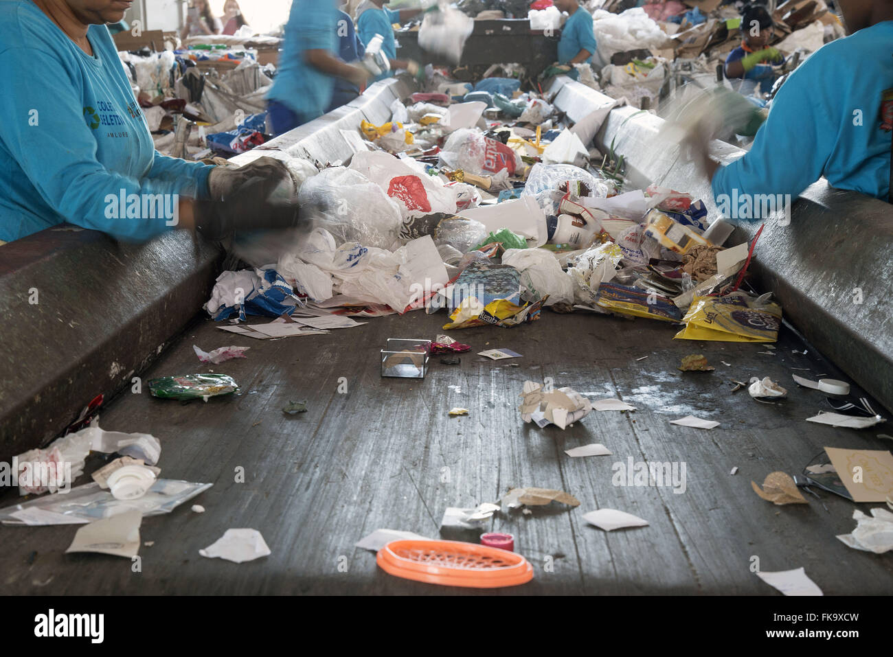 Tapis roulant pour la séparation des matériaux recyclables Banque D'Images
