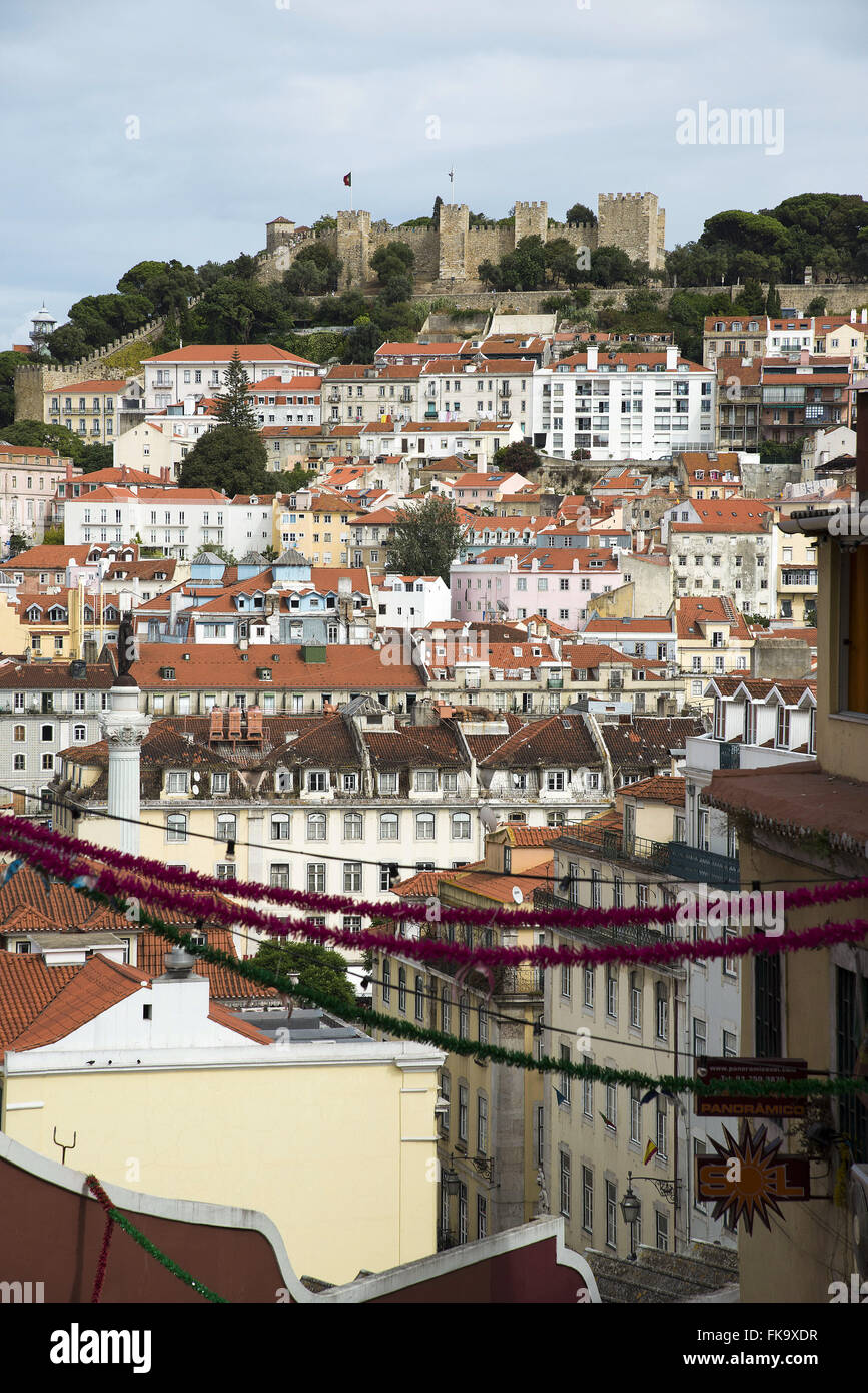 Les bâtiments résidentiels et château de Sao Jorge au sommet de la colline Banque D'Images