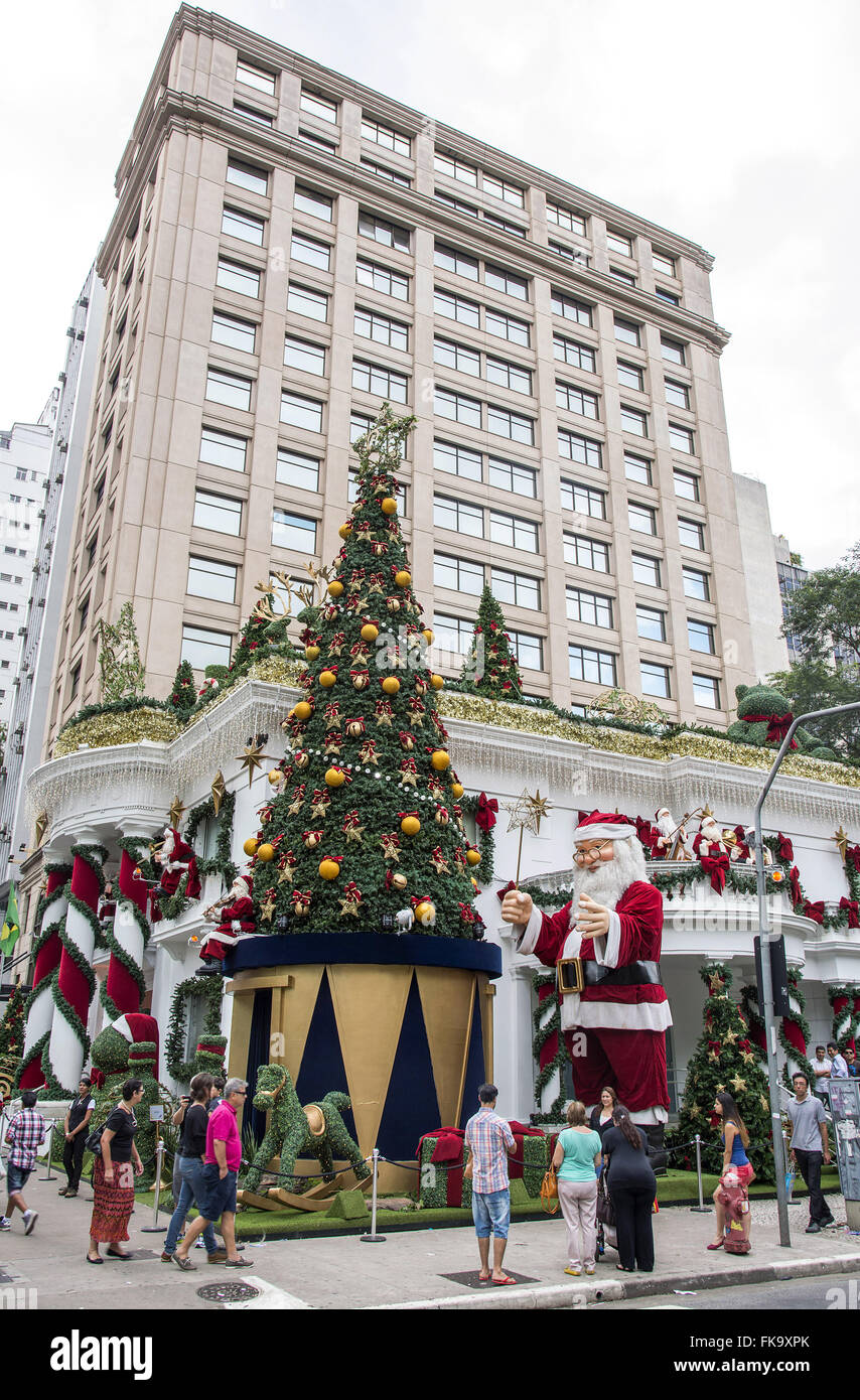 Les touristes qui envisagent la décoration de Noël en édifice commercial sur l'Avenida Paulista Banque D'Images