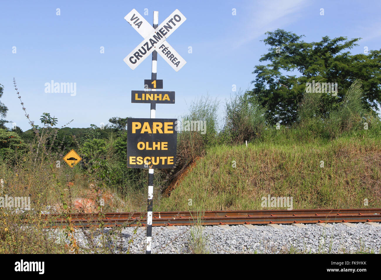 Le passage à niveau de la signalisation ferroviaire Nord-sud abandonné Banque D'Images