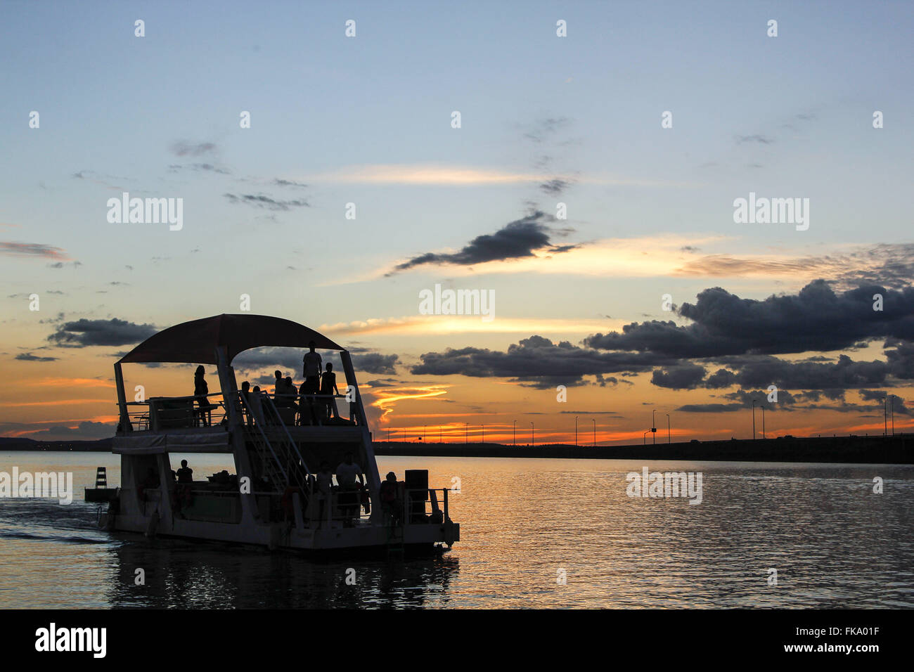 Vue sur le coucher du soleil et bateau dans la rivière Tocantins Banque D'Images