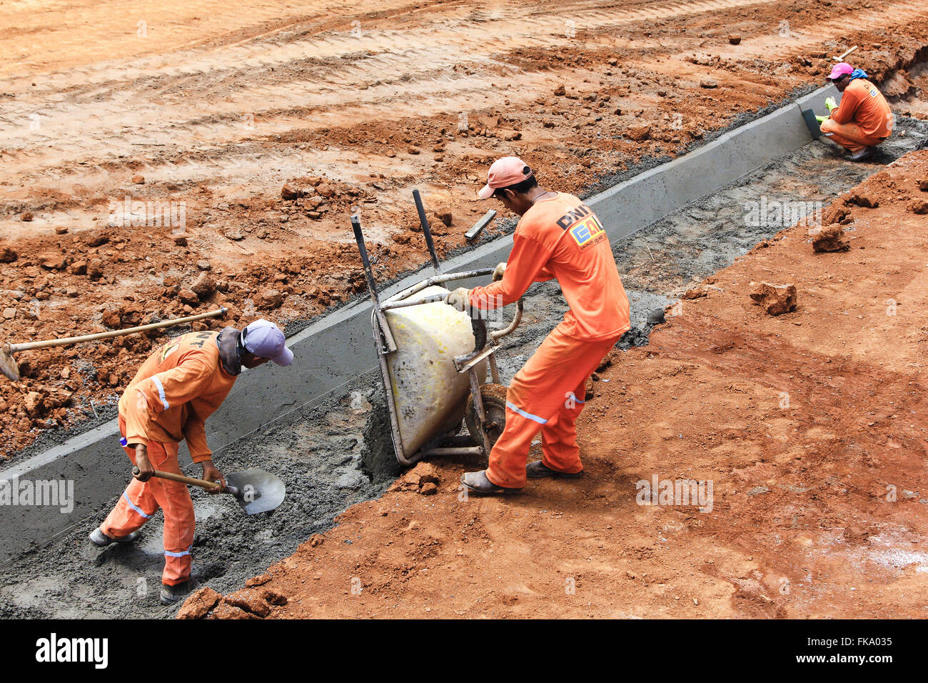 Les travailleurs de la construction sur l'autoroute BR 163 Cuiaba-Santarem Banque D'Images
