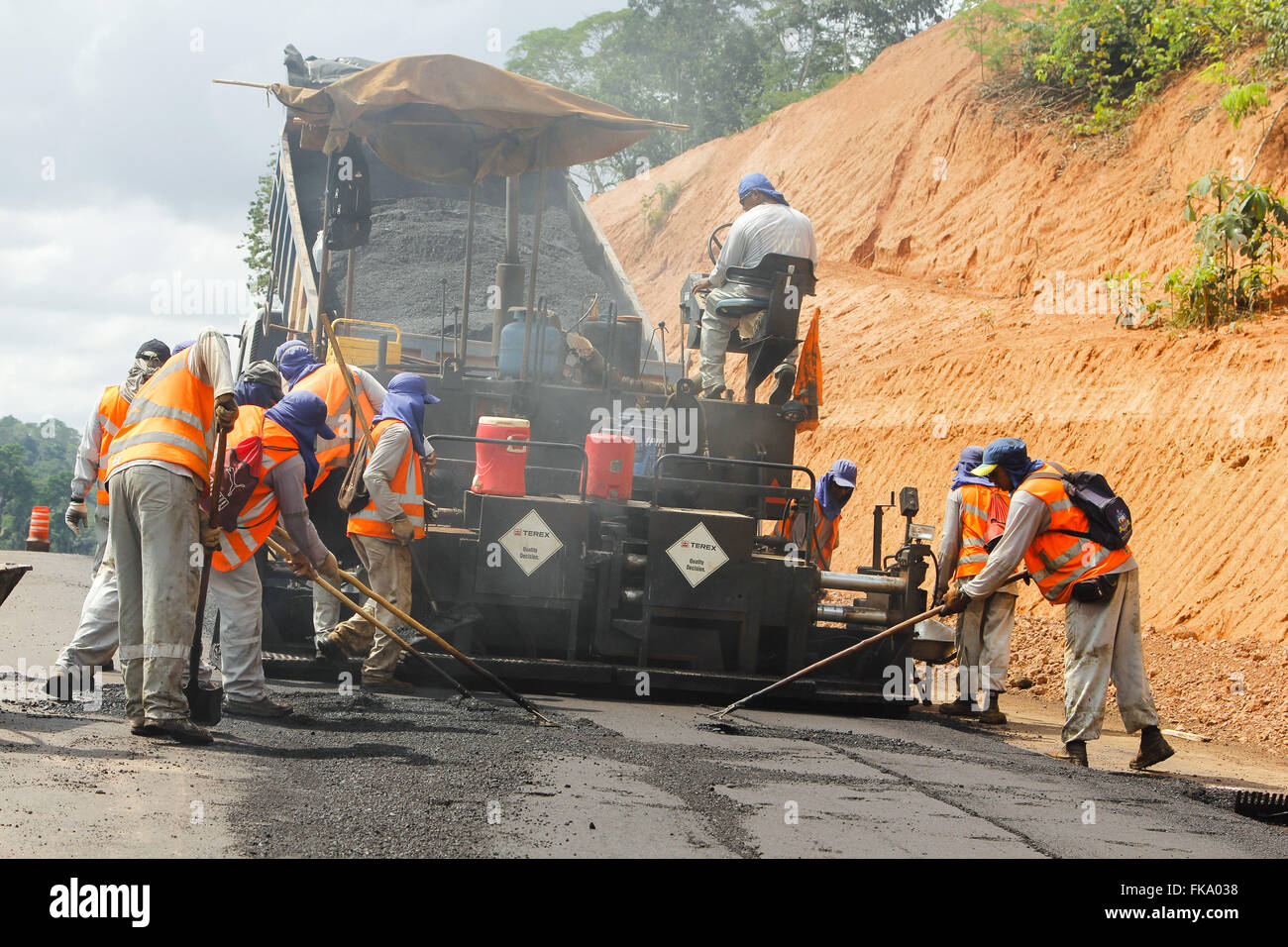 Les travailleurs dans les œuvres d'asphaltage sur la route Cuiaba-Santarem BR 163 Banque D'Images