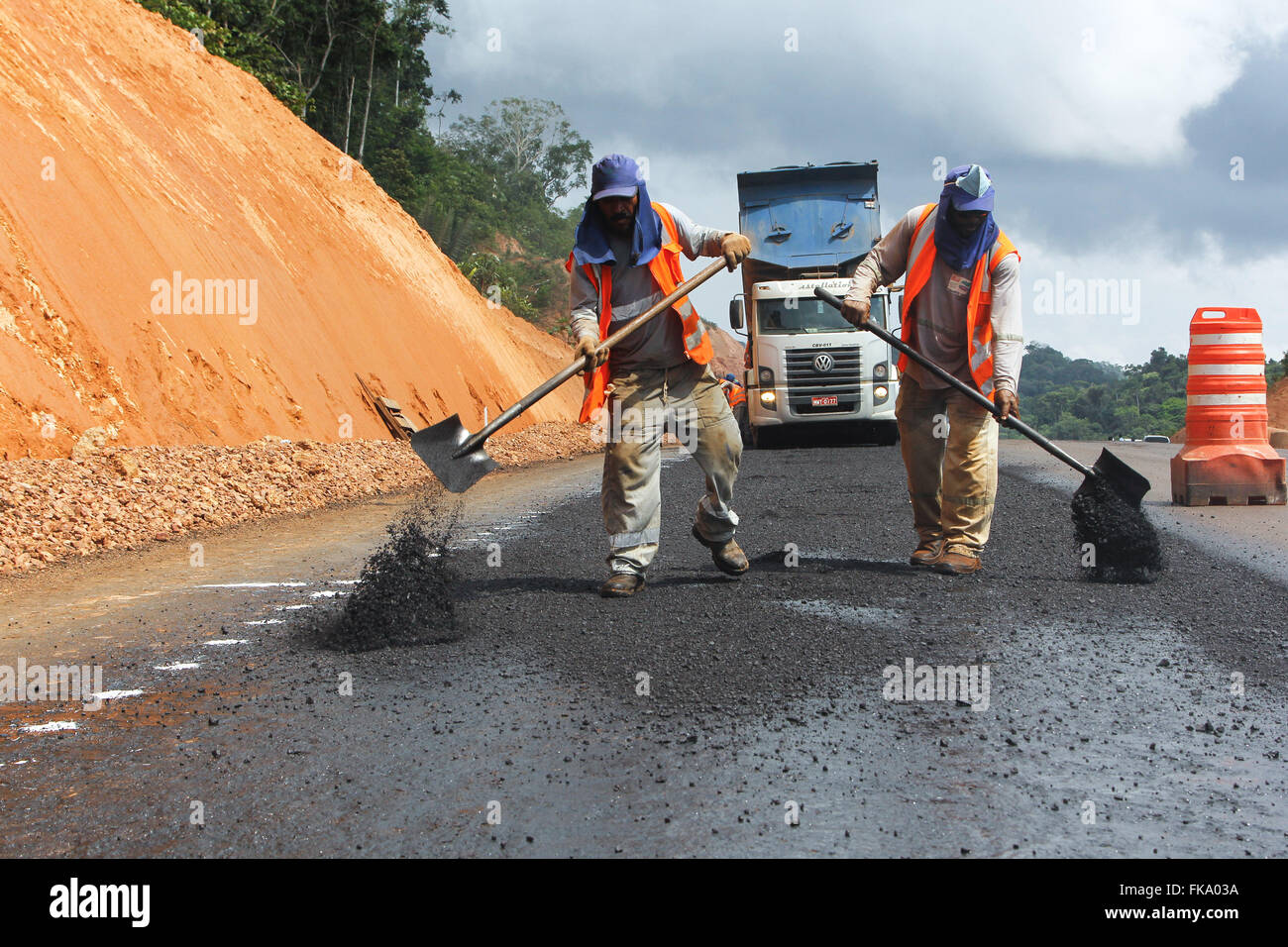 Les travailleurs dans les œuvres d'asphaltage sur la route Cuiaba-Santarem BR 163 Banque D'Images