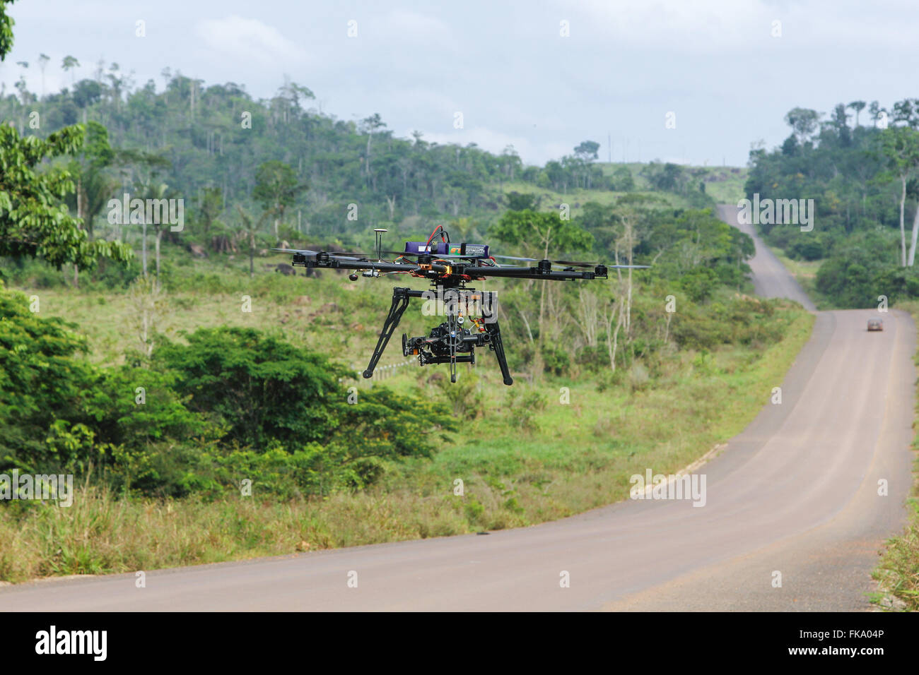 Drone avec caméra dans Cuiaba Santarem autoroute BR-163 Banque D'Images